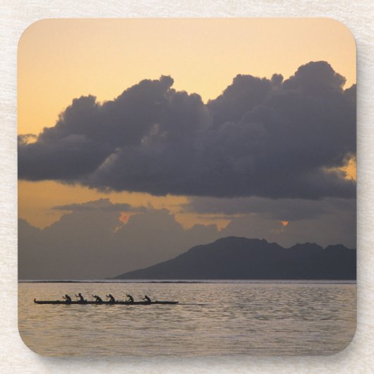 アウトリガー·カヌー·チームが海岸沖で練習する コースター (正面)