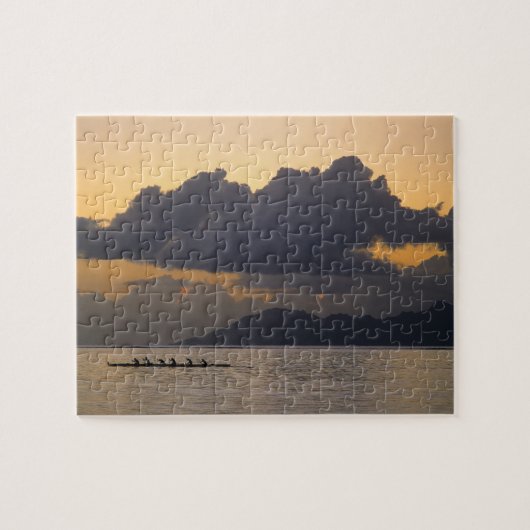 アウトリガー·カヌー·チームが海岸沖で練習する ジグソーパズル (横)