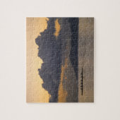 アウトリガー·カヌー·チームが海岸沖で練習する ジグソーパズル (縦)