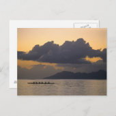 アウトリガー·カヌー·チームが海岸沖で練習する ポストカード (正面/裏面)