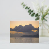 アウトリガー·カヌー·チームが海岸沖で練習する ポストカード (スタンド正面)