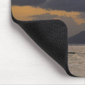 アウトリガー·カヌー·チームが海岸沖で練習する マウスパッド (コーナー)