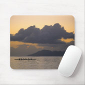 アウトリガー·カヌー·チームが海岸沖で練習する マウスパッド (マウス)