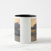 アウトリガー·カヌー·チームが海岸沖で練習する マグカップ (中央)