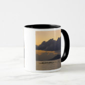 アウトリガー·カヌー·チームが海岸沖で練習する マグカップ (正面右)