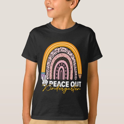 アウト幼稚園の最後の日先生学生 Tシャツ (正面)