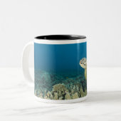 アオウミガメ（チェロニア・ミダス）は3匹 ツートーンマグカップ (正面左)