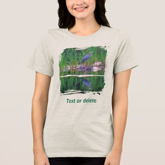 アオサギの静かな水面の映り込み 動物画  トライブレンドＴシャツ (正面)
