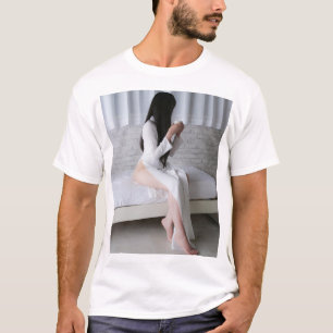アオザイを着た黒髪の女性がお茶を飲む Tシャツ