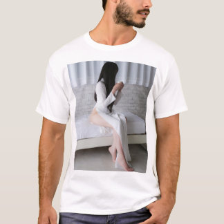 アオザイを着た黒髪の女性がお茶を飲む Tシャツ