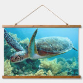 アカウミガメが紅海を泳ぐ 吊り下げ型タペストリー (正面)