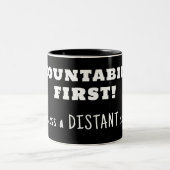 アカウンタビリティを第一に、親切を第二に ツートーンマグカップ (中央)