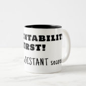 アカウンタビリティを第一に、親切を第二に ツートーンマグカップ (正面右)