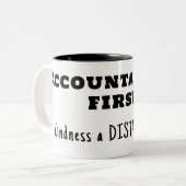 アカウンタビリティを第一に、親切を第二に ツートーンマグカップ (正面左)