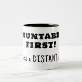 アカウンタビリティを第一に、親切を第二に ツートーンマグカップ (中央)