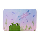 アカガエルが草のトンボの女の子を覗き込む バスマット (正面)