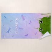 アカガエルが草のトンボの女の子を覗き込む ビーチタオル (正面)