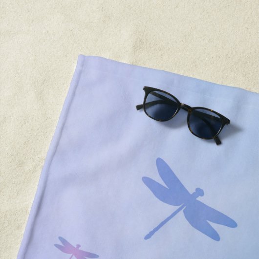 アカガエルが草のトンボの女の子を覗き込む ビーチタオル (インサイチュ)