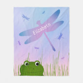 アカガエルが草のトンボの女の子を覗き込む フリースブランケット (正面)