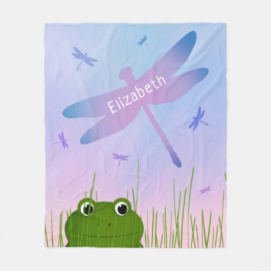 アカガエルが草のトンボの女の子を覗き込む フリースブランケット (正面)