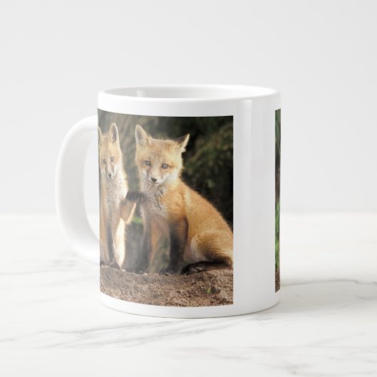 アカギツネの幼獣が巣穴の前にいる (Vulpes vulpes) ジャンボコーヒーマグカップ (正面左)
