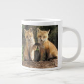 アカギツネの幼獣が巣穴の前にいる (Vulpes vulpes) ジャンボコーヒーマグカップ (右)