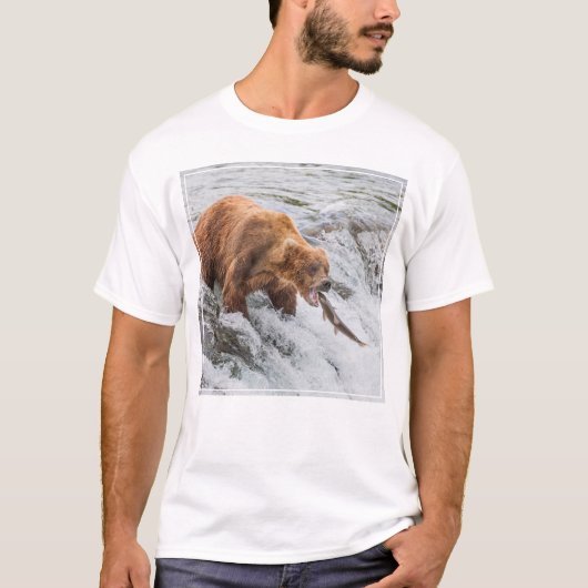 アカサーモンを捕まえるヒグマ Tシャツ (正面)