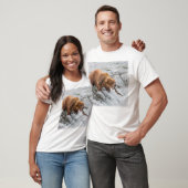 アカサーモンを捕まえるヒグマ Tシャツ (ユニセックス)