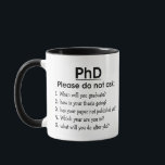 アカデミックおもしろいPhD、お願いしま頼せ、PhDことわざ マグカップ<br><div class="desc">「博士お願い頼だ: 1.いつ卒業する？2.あなたの論文の進行は？3.紙得は出たか？4.どの年に入るの？5. phdの後に何をするか？" – この論文は、博士候補者が頻繁に持っている一般的な懸念と質問を強調し、博士号を取得する面白い側面に焦点を当てる。博士課程を通して、卒業頼、論文の進歩、出版、学年、将来の計画などのことを冗談めかして話し始める。博士課程の学生にとって、これらの質問は非常にストレスの多いユーモアのあるかもしれないが、この文字は主題の視点を提供する。博士課程の学生にとっておもしろいは、博士課程の学生は、博士、博士、引用文、卒業式、博士おもしろい、引用文、卒業式、博士課程のことわざ、博士課程の贈り物、博士課程のジョーク、アカデミックユーモア</div>