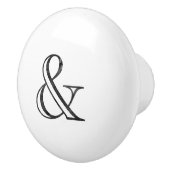 アカデミーによって刻まれるアンパーサンドの黒 セラミックノブ (右)