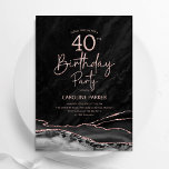 アガテブラックバラ金ゴールド40th Birthday 招待状<br><div class="desc">黒とバラの金ゴールドは40歳の誕生日パーティの招待状。水エレガント色agate marble geode背景を特徴とするモダンデザイン、フェイクグリッターバラ金ゴールド、タイポグラフィスクリプトフォント。トレンディー招待状カードは女性スタイリッシュの日のお祝いに最適。印刷されたZazzle招待状または即時ダウンロードのデジタル印刷可能なテンプレート。</div>