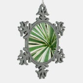アガブ植物緑と白ストライプの色 スノーフレークピューターオーナメント (左)