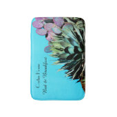 アガベとトゲの梨サボテンのターコイズ壁 バスマット (正面縦)