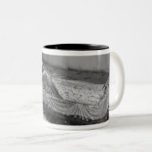 アキテーヌ盆地のエレノアの彫像 ツートーンマグカップ (正面右)