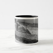 アキテーヌ盆地のエレノアの彫像 ツートーンマグカップ (中央)