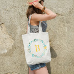 アクアとイエローモノグラムのフローラリース トートバッグ<br><div class="desc">美しいモノグラムデザインは、繊細でエレガントフローラリースを備えている。</div>
