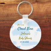 アクアゴールドの彼女は雲の上にいる ベイビーシャワーの雲 キーホルダー (裏面)