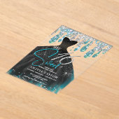 アクアスタイリッシュブルーブラックドレススウィート16モノグラム アクリル招待状 (レイダウン)