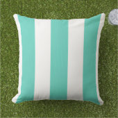 アクアストライプのとホワイト室内 アウトドアクッション (芝生)