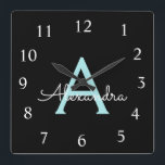 アクアティール（緑がかった色）ブルースクリプガーリートモノグラム名 スクエア壁時計<br><div class="desc">アクアブルーティール（緑がかった色）とブラックスクリプトモノグラム名時計。これは、最高の甘い16歳の誕生日、結婚ブライダルシャワー、記念日、赤ちゃんシャワーまたはバチェロレッテギフトを作る誰かがグラームの豪華さとシックなスタイルを愛する。</div>