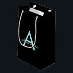 アクアティール（緑がかった色）ブルースクリプガーリートモノグラム名 スモールペーパーバッグ<br><div class="desc">ブラックとアクアブルーのティール（緑がかった色）シンプルスクリプトのモノグラム名抱き枕。これは、最高の甘い16歳の誕生日、結婚ブライダルシャワー、記念日、赤ちゃんシャワーまたはバチェロレッテ抱き枕を作る誰かがグラームの豪華さとシックなスタイルを愛する。</div>