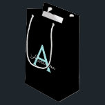 アクアティール(緑がかった色)ブルースクリプガーリートモノグラム名 スモールペーパーバッグ<br><div class="desc">ブラックとアクアブルーのティール(緑がかった色)シンプルスクリプトのモノグラム名抱き枕。これは、最高の甘い16歳の誕生日、結婚ブライダルシャワー、記念日、赤ちゃんシャワーまたはバチェロレッテ抱き枕を作る誰かがグラームの豪華さとシックなスタイルを愛する。</div>