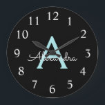 アクアティール（緑がかった色）ブルースクリプガーリートモノグラム名 ラージ壁時計<br><div class="desc">Aquaティール（緑がかった色）Blueと金ゴールドスクリシンプルプトMonogram Name Clock。これは、グラムの贅沢と粋なスタイルが大好きな人にとって、16歳の誕生日、結婚ブライダルシャワー、記念日、ベビーシャワー、バチェロレッテの贈り物として、最高の甘い16歳の誕生日を迎える。</div>