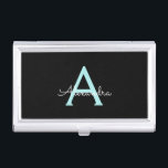アクアティール（緑がかった色）ブルースクリプガーリートモノグラム名 名刺入れ<br><div class="desc">ブラックとアクアブルーのティール（緑がかった色）シンプルスクリプトのモノグラム名名刺入れ。これは、最高の甘い16歳の誕生日、結婚ブライダルシャワー、記念日、赤ちゃんシャワーまたはバチェロレッテギフトを作る誰かがグラームの豪華さとシックなスタイルを愛する。</div>