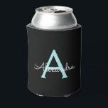 アクアティール(緑がかった色)ブルースクリプガーリートモノグラム名 缶クーラー<br><div class="desc">黒とアクアブルーのティール(緑がかった色)シンプルスクリプトエレガント誕生日またはバチェロレッテクーラーボックス。これらの結婚クーラーボックス、ブライダルシャワー、または誕生日パーティのはカスタマイズあなたの名前を含めることができる。一致連絡品のデザカスタマイズイナーへ。</div>