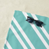 アクアパーソナライズされたグリーンとホワイトストライプ ビーチタオル (インサイチュ)