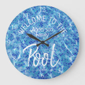 アクアパーソナライズされたタイルへようこそファミリープール ラージ壁時計 (正面)