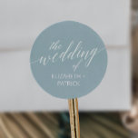 アクアビーチ結婚座標の封筒用シール ラウンドシール<br><div class="desc">これらのアクアビーチ結婚座標の封筒用シールは、熱帯の目的地の結婚式に最適である。このシンプルデザインとモダンターコイズは素晴らし、ティール(緑がかった色)と海を思わせるライトブルーを特徴としている。ゴージャスな書道と組エレガントみ合わせ。新郎新婦の名前でラベルをパーソナライズする。</div>