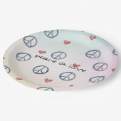 アクアピンクイエロー絞り染めピースサインとハート ペーパープレート (アングル)