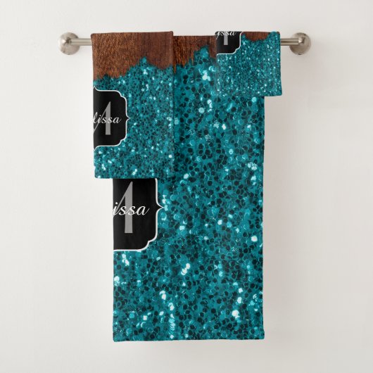 アクアブルーのスパークルが施されたラスティックブラウンの木のモノグラム バスタオルセット (インサイチュ)